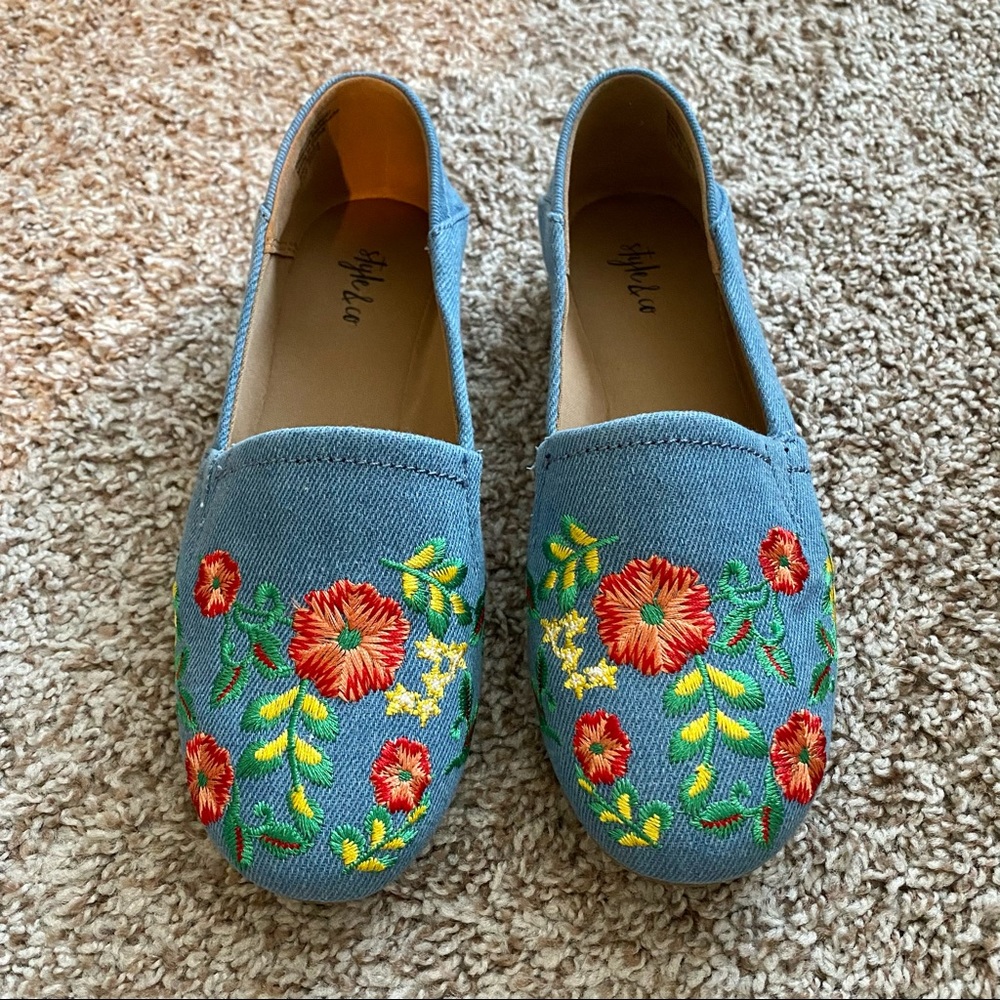 Embroidered loafers